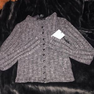 Selling a new shirt from forever 21 for $20